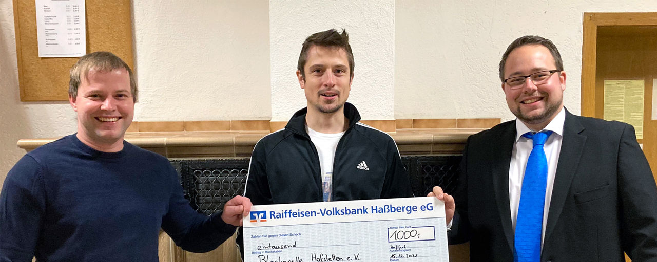Bernd Schmitt übergibt den Spendenscheck über 1.000 Euro an die Blaskapelle Hofstetten e. V.