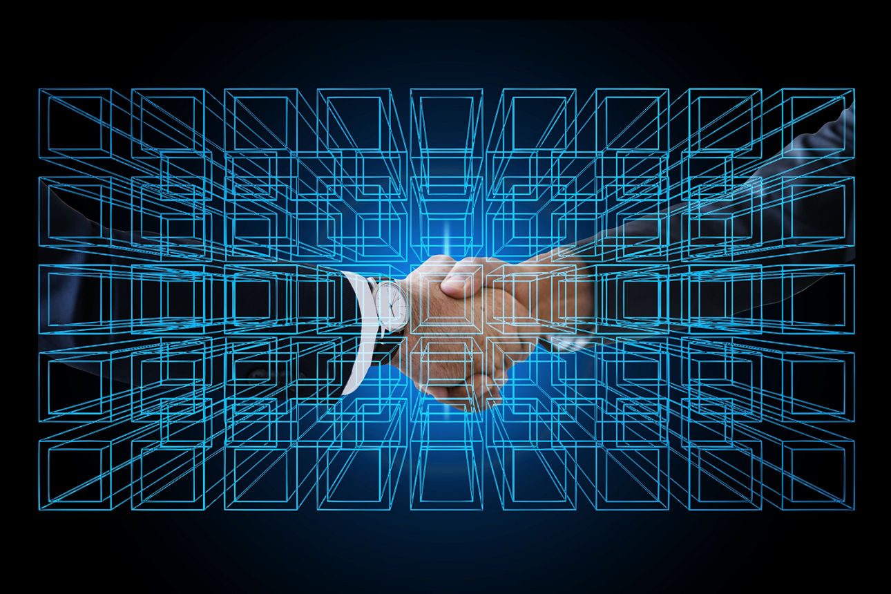 Zwei Hände schütteln sich, abstrakte geometrische Körper verlaufen durch das Bild 