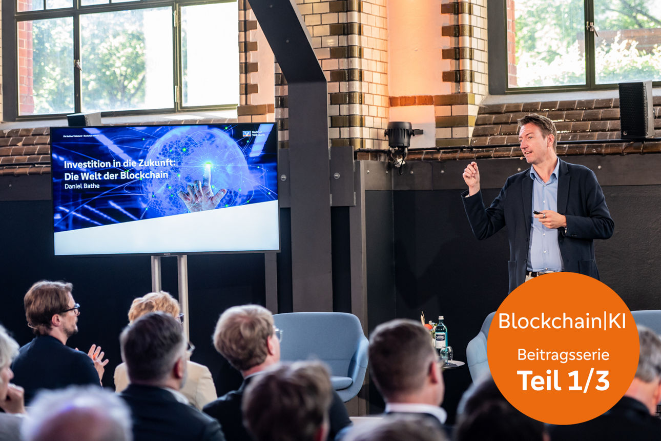 Blockchain: So verändert eine Technologie die Finanzwelt Vortragende Person präsentiert vor Publikum eine Präsentation zum Thema Blockchain.