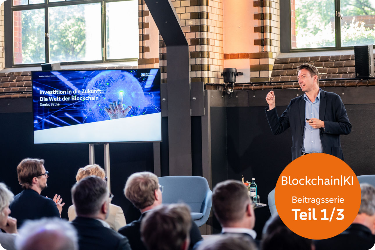 Vortragende Person präsentiert vor Publikum eine Präsentation zum Thema Blockchain.