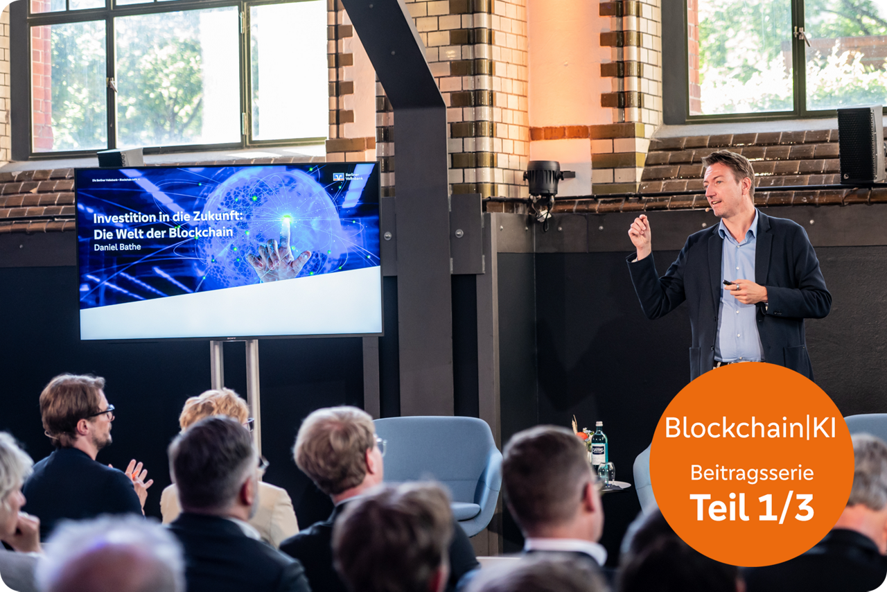 Vortragende Person präsentiert vor Publikum eine Präsentation zum Thema Blockchain.
