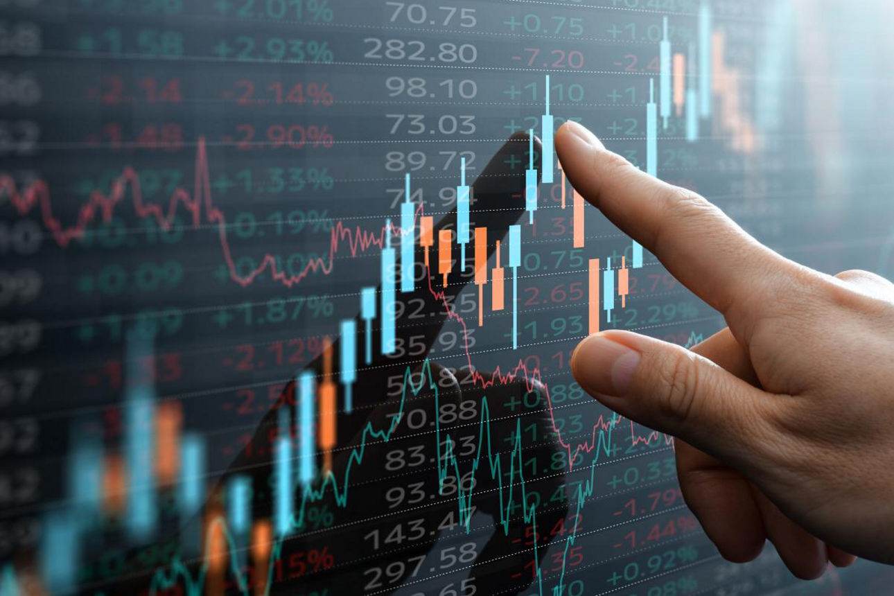 Finger zeigt auf digitalen Börenskurs