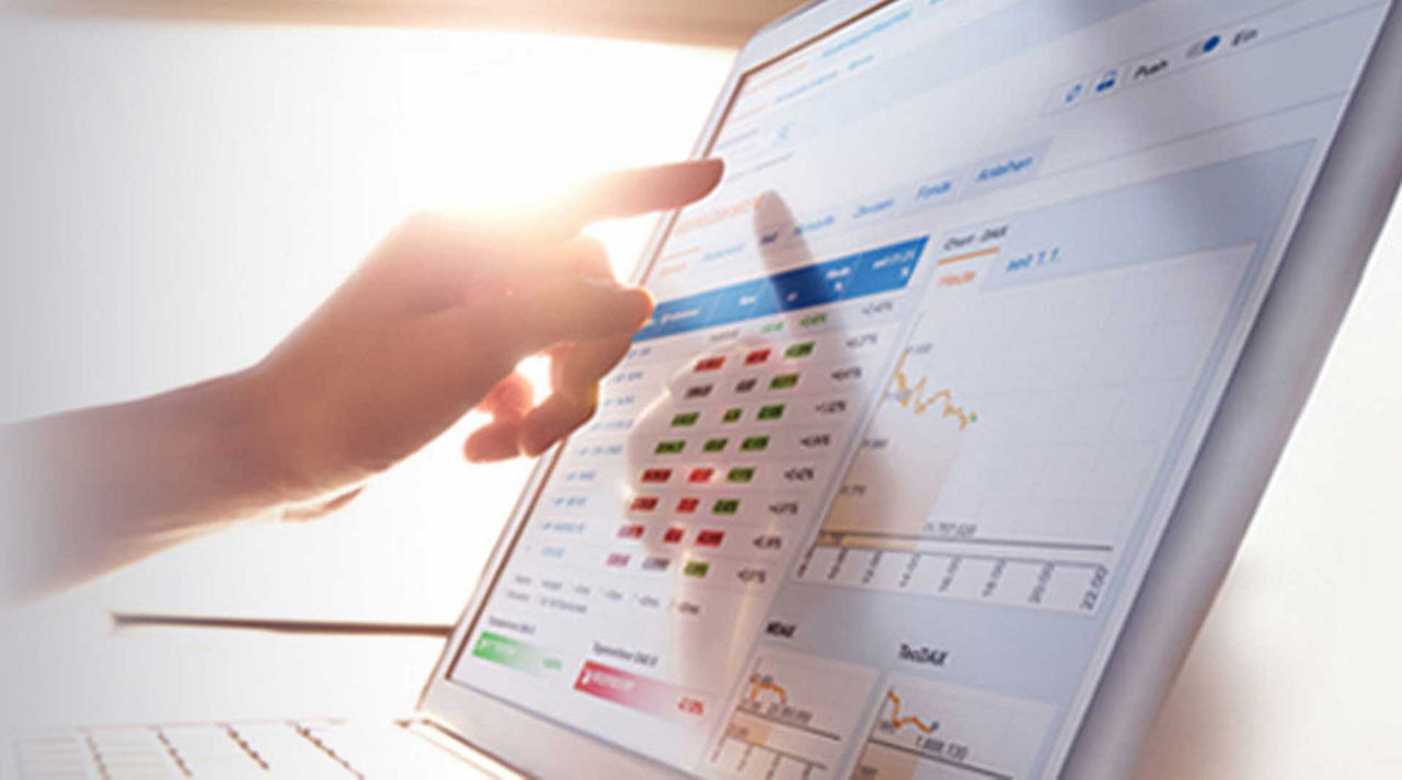 Brokerage - Laptopbildschirm mit Diagrammen