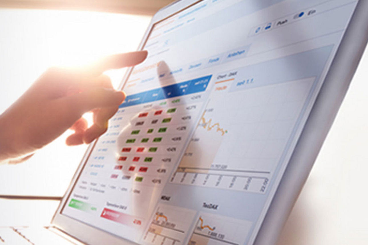 Informations- und Ordnerangebot - Ein Finger zeigt auf einen Laptop-Screen