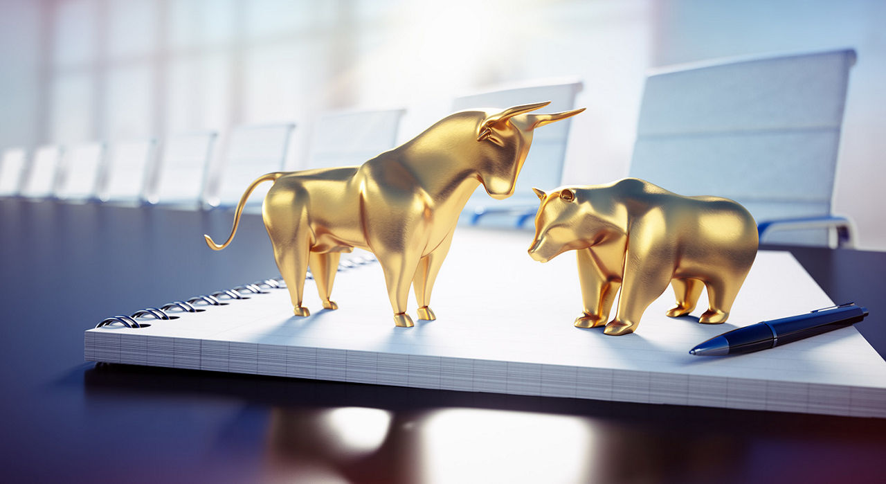 Bull and Bear stehen als Figur am Schreibtisch