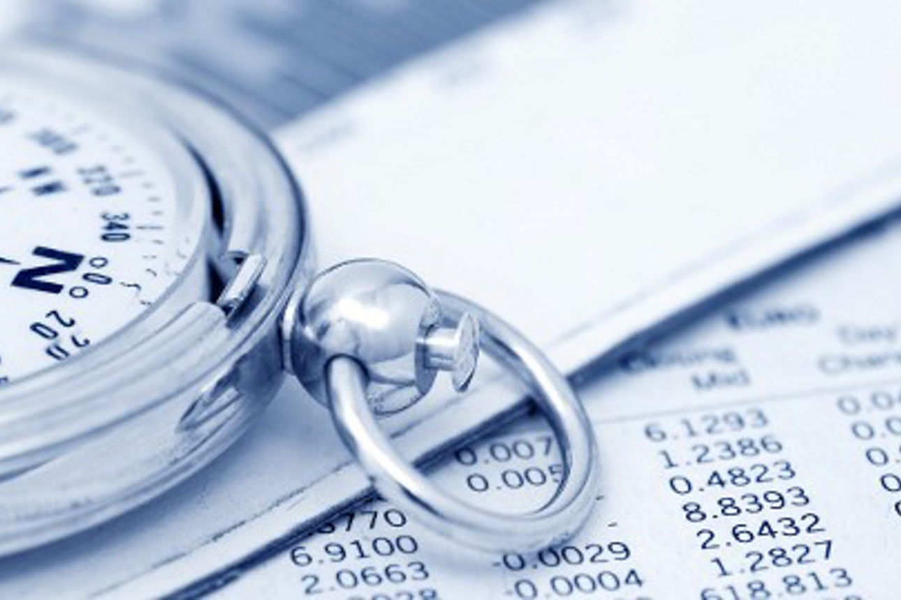 Bild, das einen Kompass auf einem Koordinatenblatt zeigt