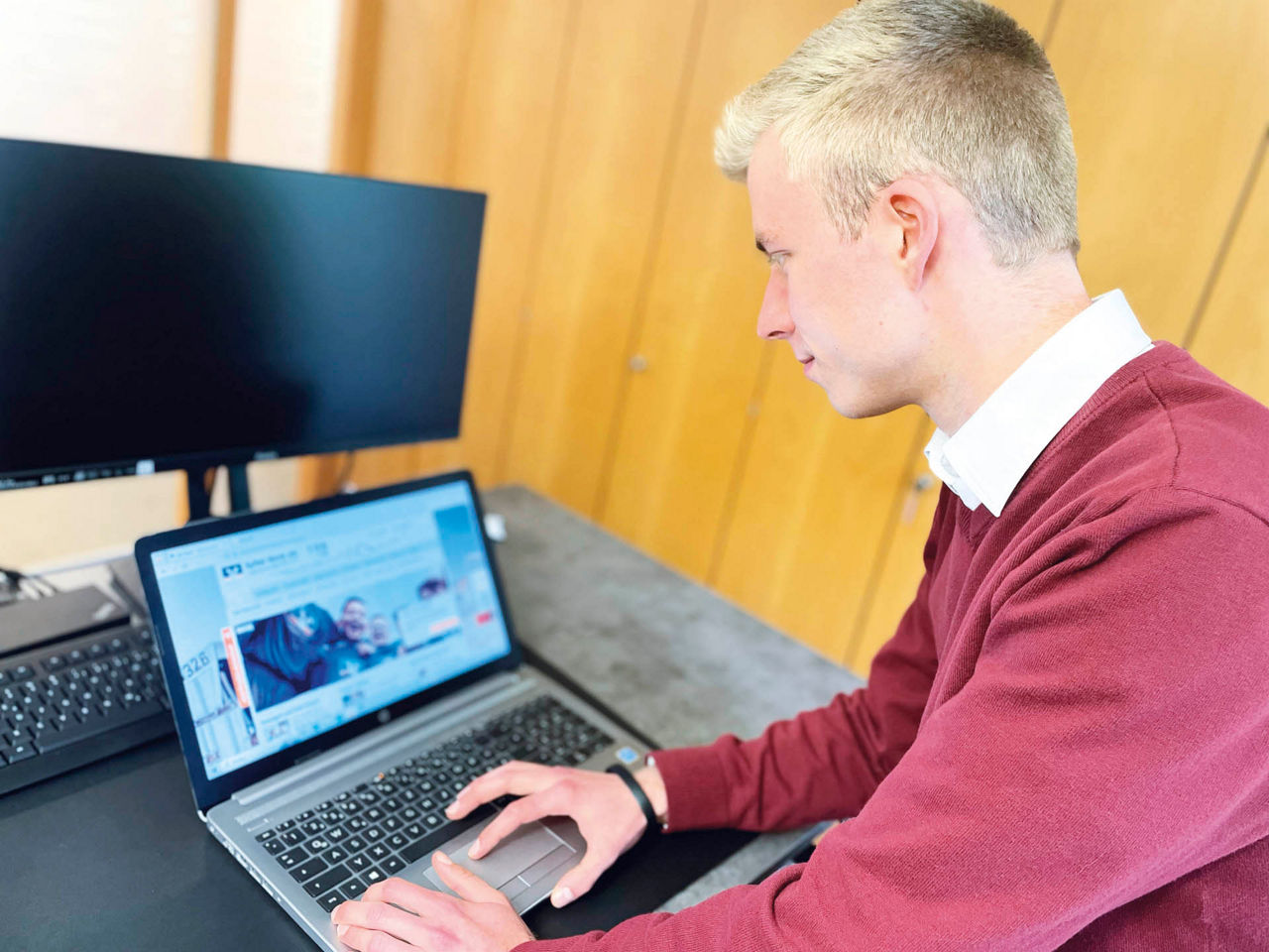 Mitarbeiter vor dem Laptop