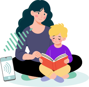 Mutter mit Kind sitzen auf dem Boden und lesen. Ein Smartphone, welches das Vorlesen wahrnimmt.