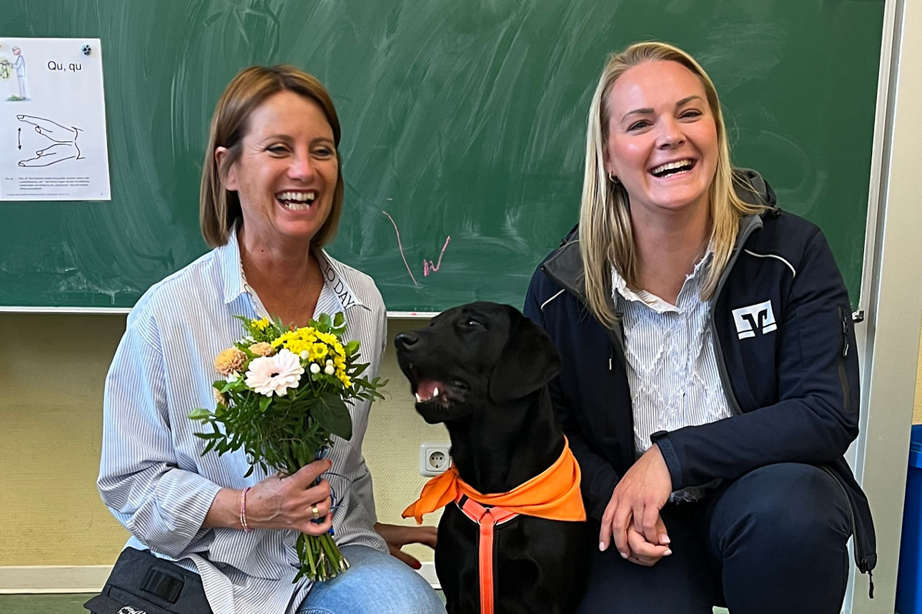 Spendenübergabe an Schulhund „Bootsmann“ und seine Ausbilderin