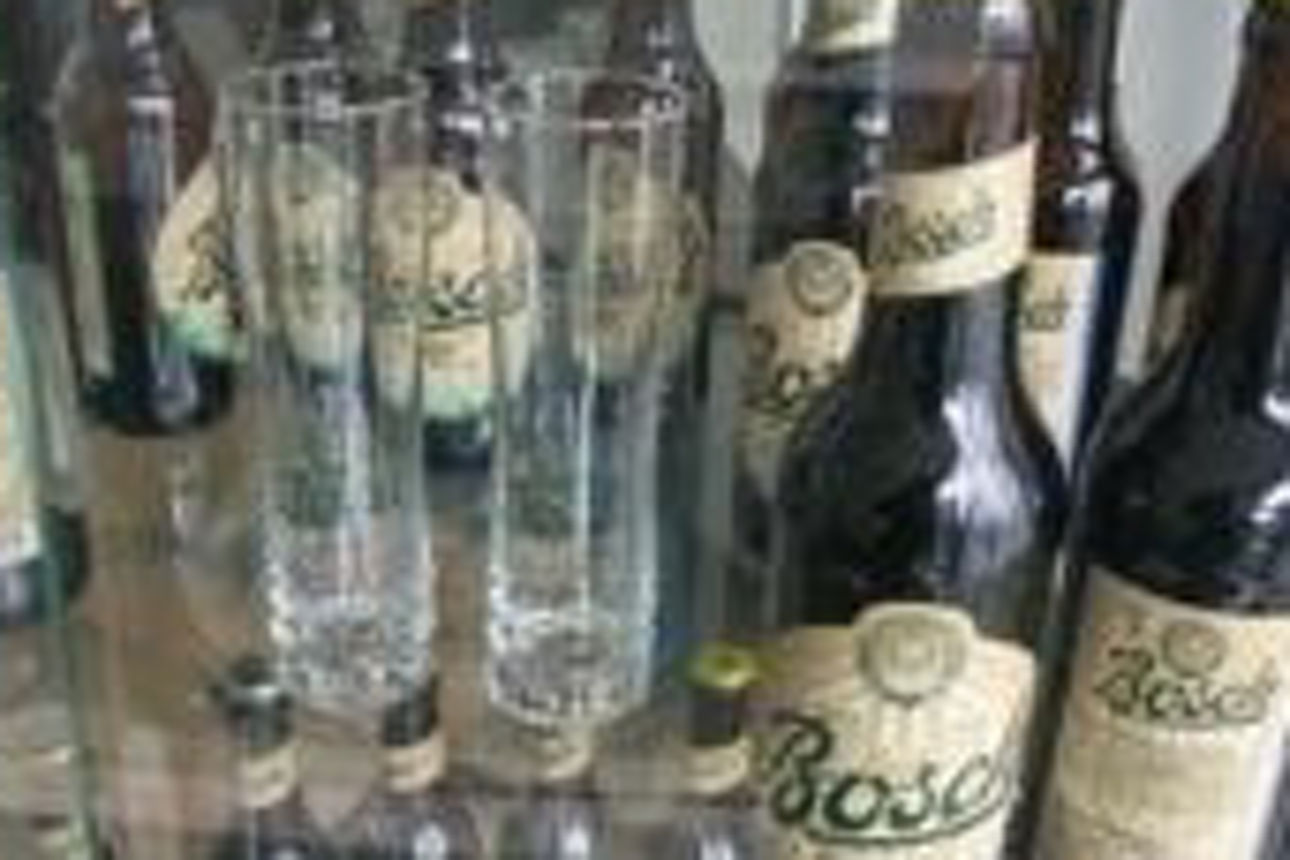 Foto von Bosch-Flaschen mit Craft Beer und zwei leeren Biergläsern