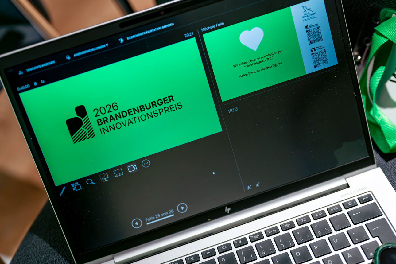 Laptop mit Präsentationsansicht zum Brandenburger Innovationspreis 2026.