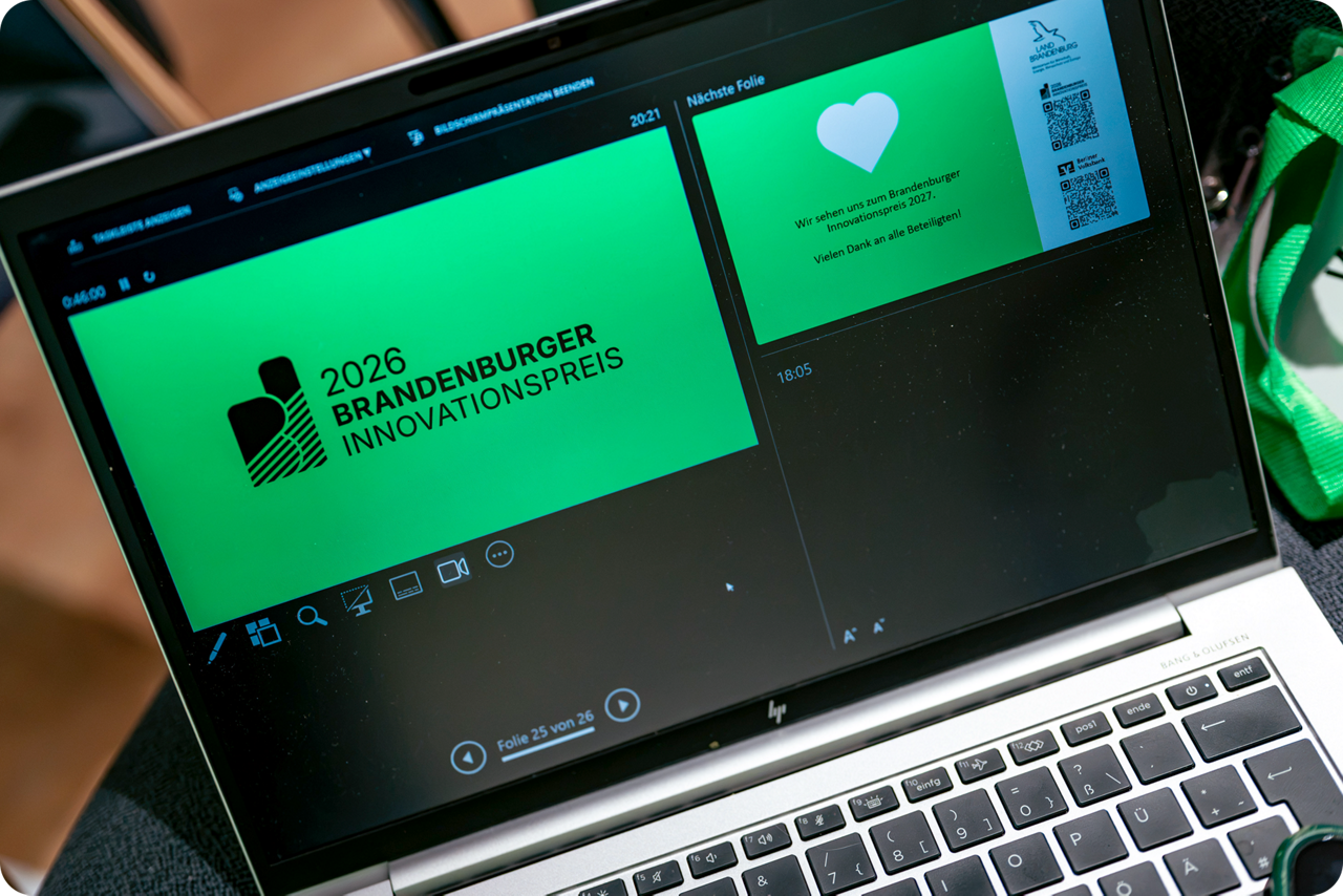 Laptop mit Präsentationsansicht zum Brandenburger Innovationspreis 2026.