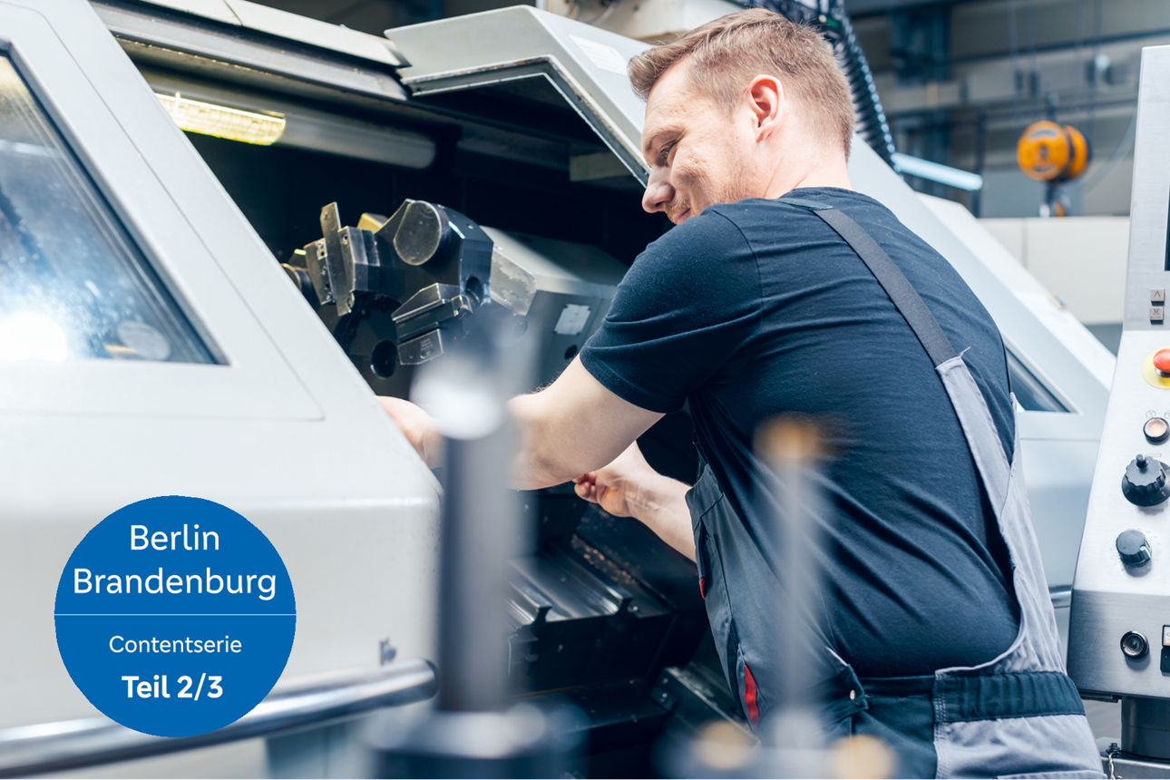 Brandenburgs Unternehmen werden gefördert. Und zwar so richtig. Ein Mann arbeitet an einer Zerspanungsmaschine