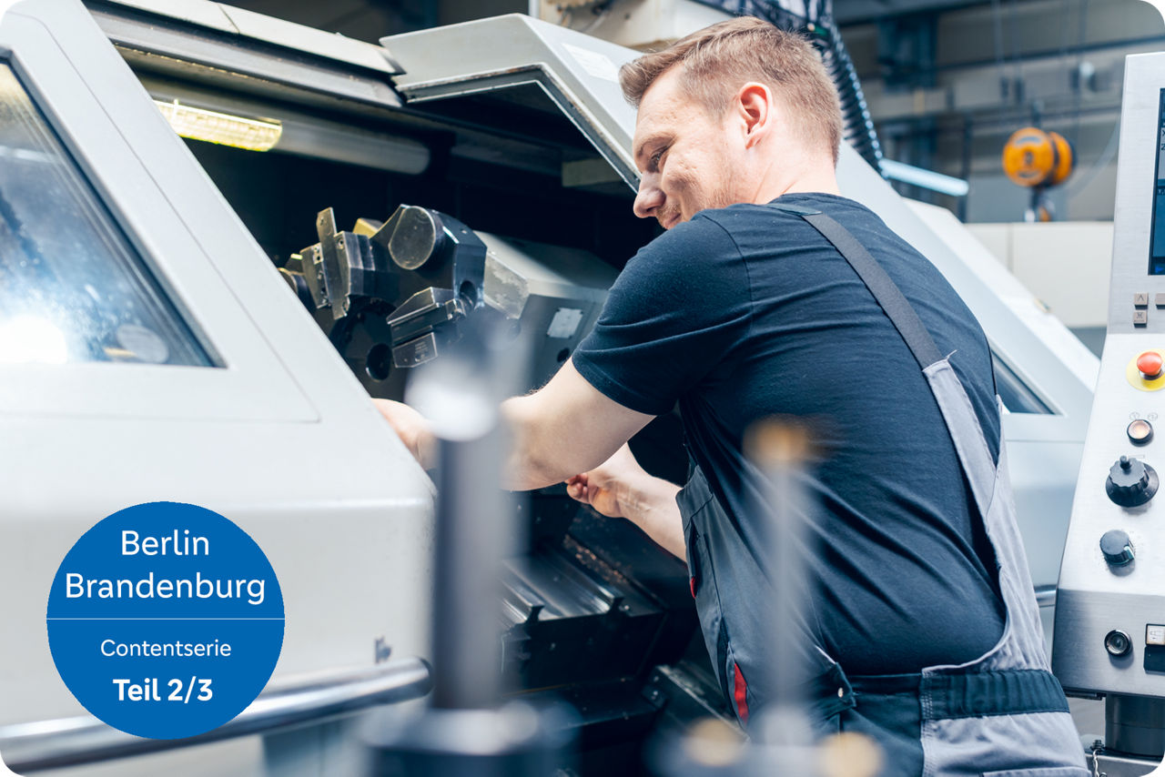 Ein Mann arbeitet an einer Zerspanungsmaschine