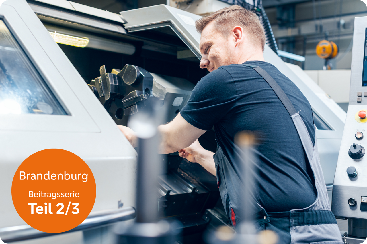Ein Mann arbeitet an einer Zerspanungsmaschine