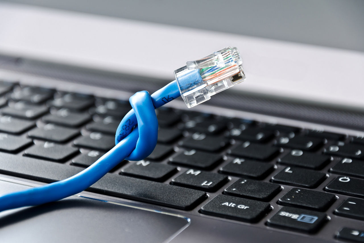 Blaues Datenkabel liegt auf einer Tastatur