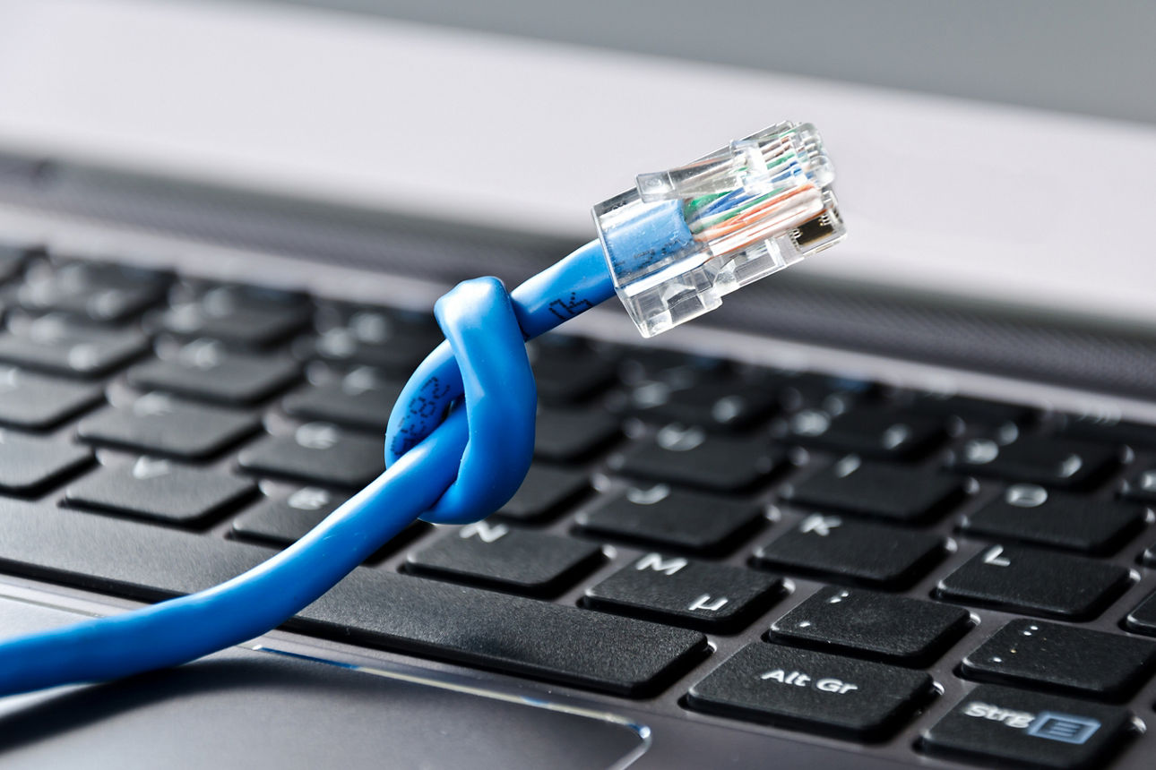 Blaues Datenkabel liegt auf einer Tastatur