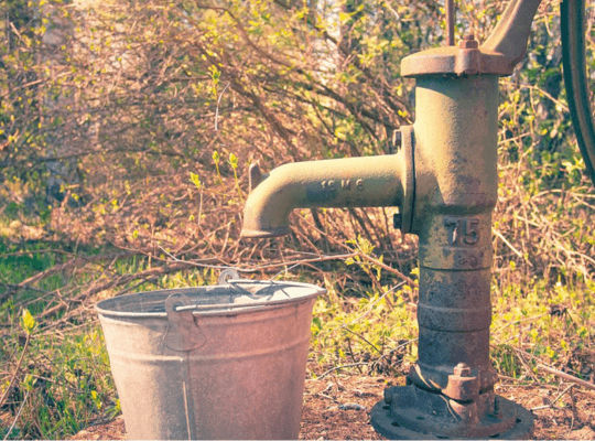 Wasserpumpe mit Blecheimer