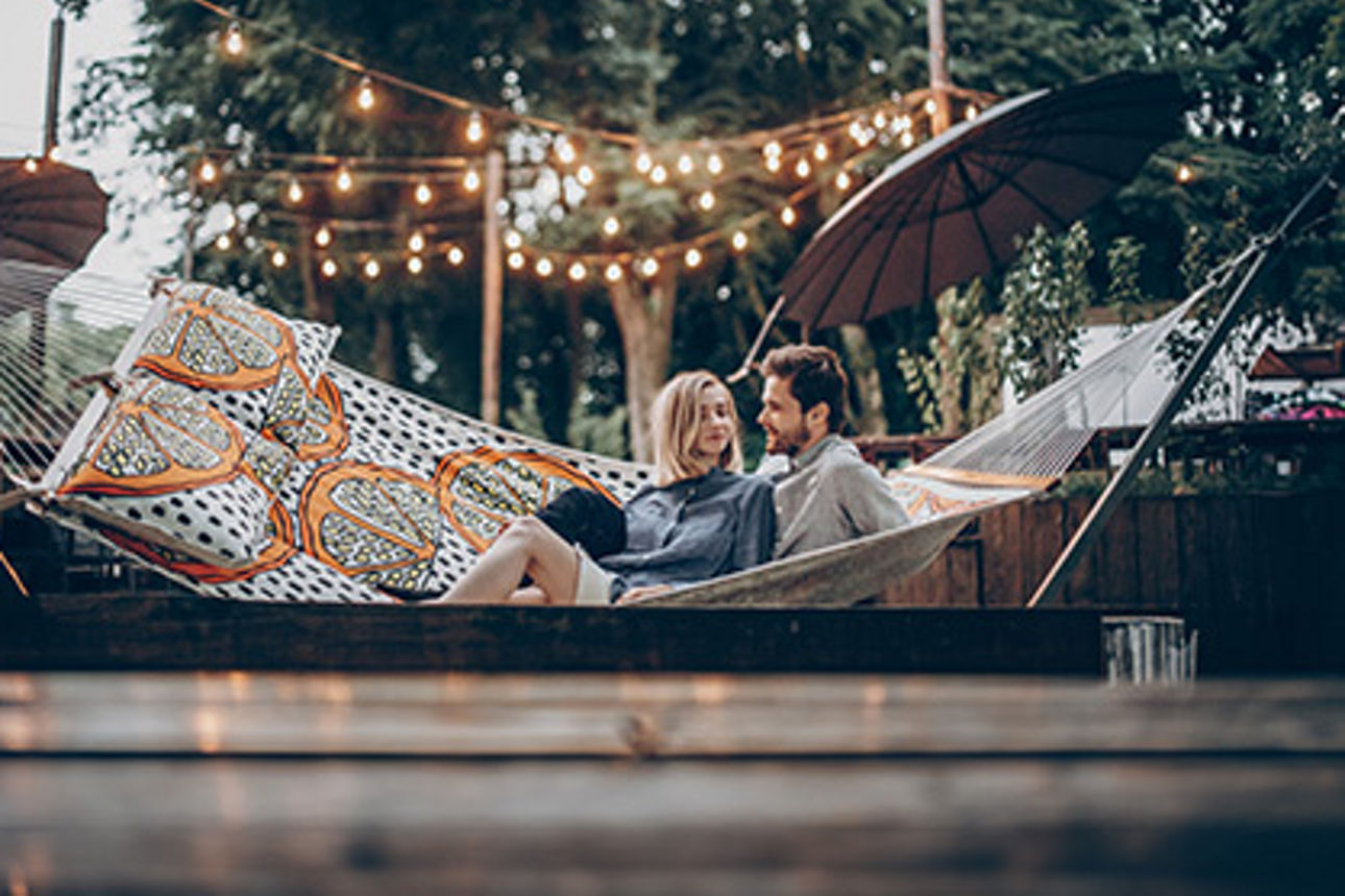 Ein rosa-weißes Haus mit Garten und ein Schwäbisch-Hall-Fuchs gezeichnet wie aus Bausteinen in einer realen Wohnsiedlung