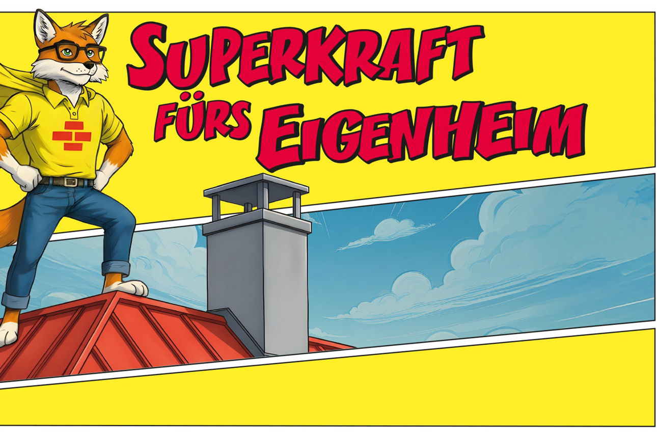 Bausparfuchs mit gelbem Cape steht wie ein Superheld auf einem Häuserdach, Hände in die Hüften gestemmt