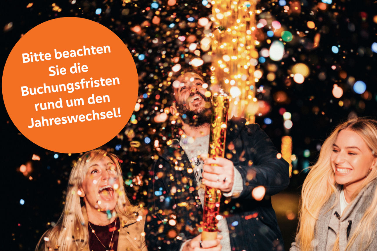 Auf drei Personen regnet Konfetti.