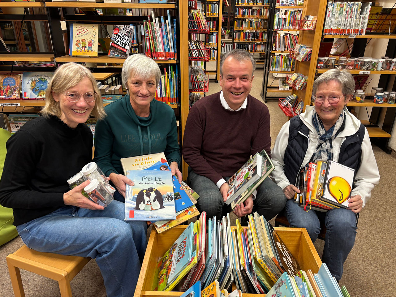  Volksbank Rhein-Lippe unterstützt Bücherei St. Pankratius in Dingden
