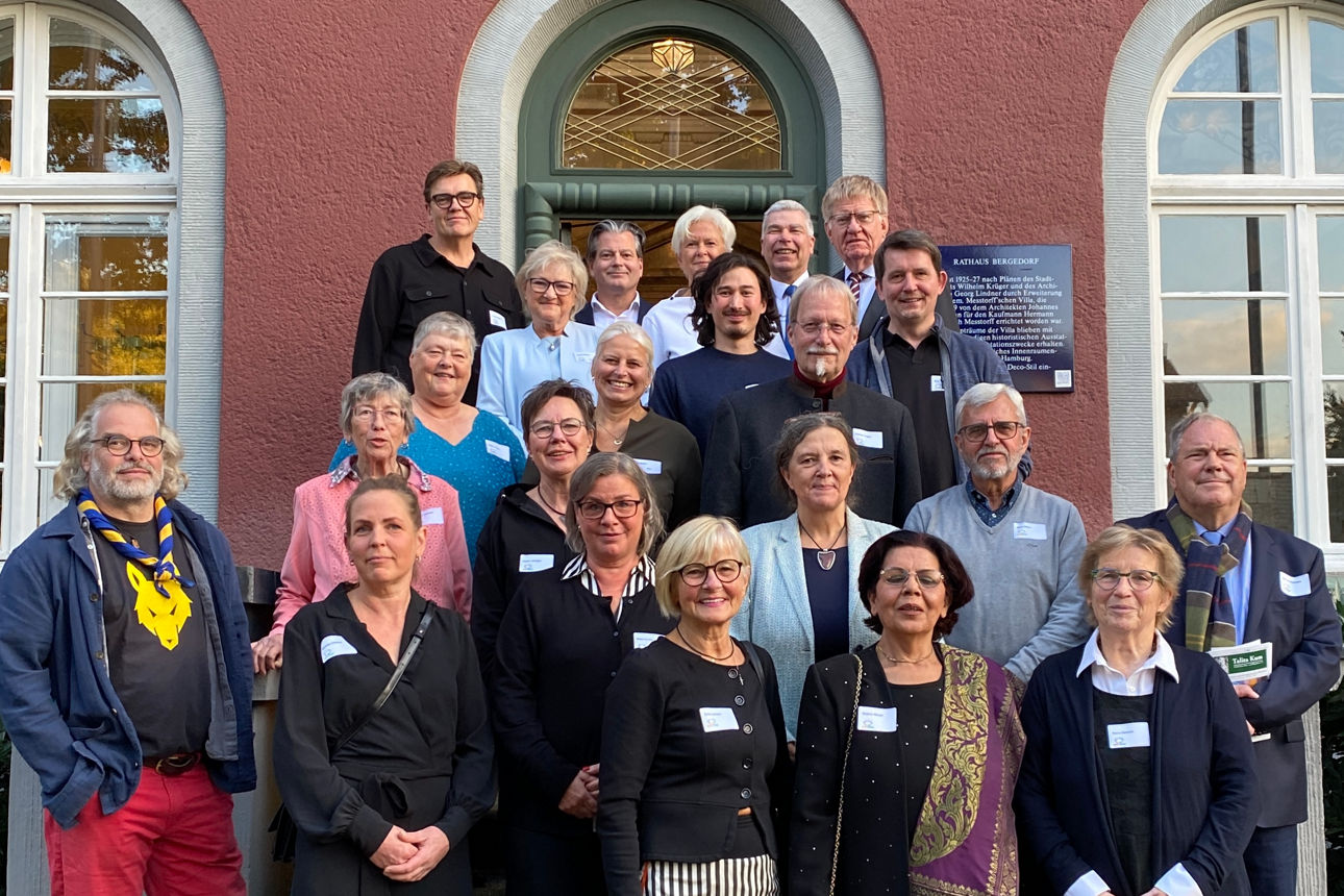 Jury und alle für den Bürgerpreis 2025 Nominierten vor dem Bergedorfer Rathaus