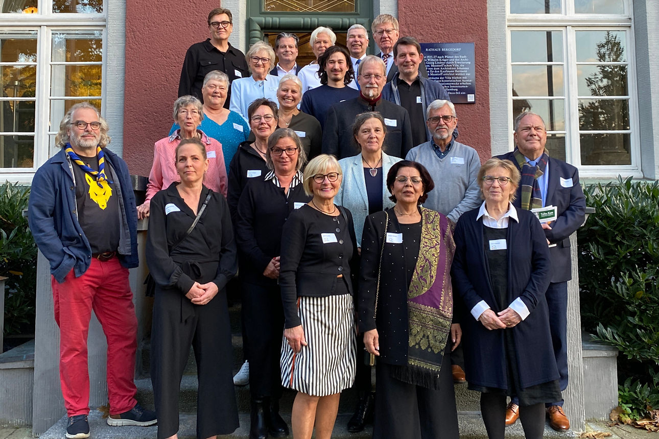 Gruppenbild mit Jury und und allen für den Bürgerpreis Nominierten vor dem Bergedorfer Rathaus.