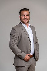 ein gesellig gekleideter Mann