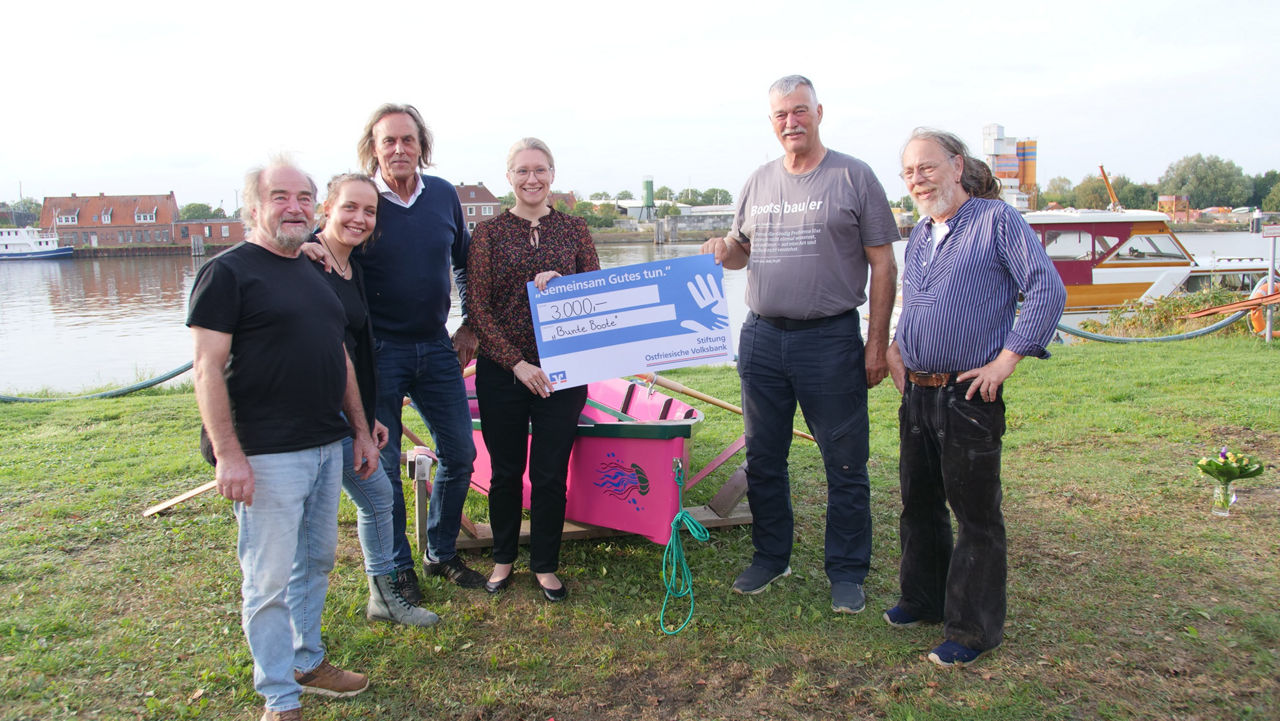 Gruppenfoto, das Stiftungsberaterin Andrea Wilken und Mitglieder des Arbeitskreises zeigt