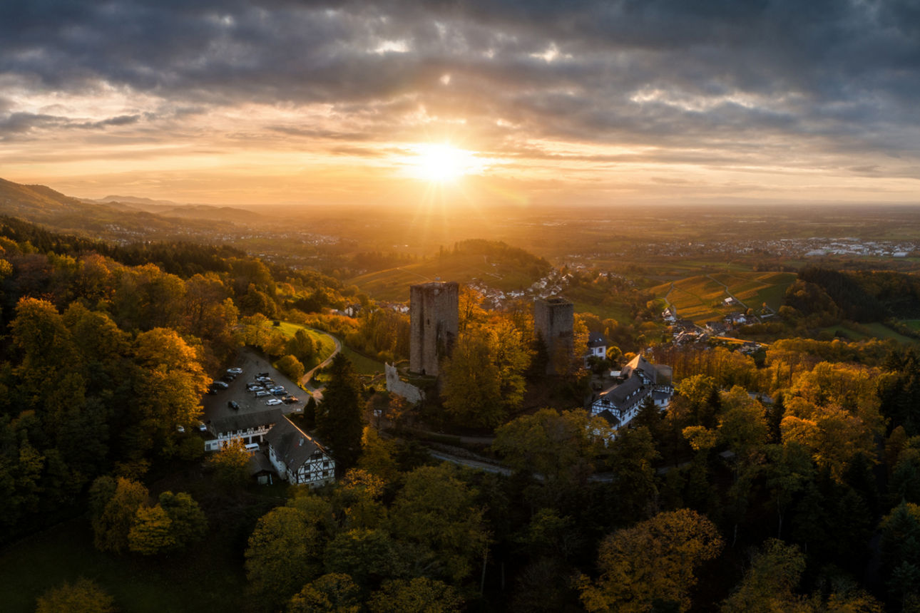Drohnenansicht auf die Burg Windeck Bühl bei Sonnenuntergang