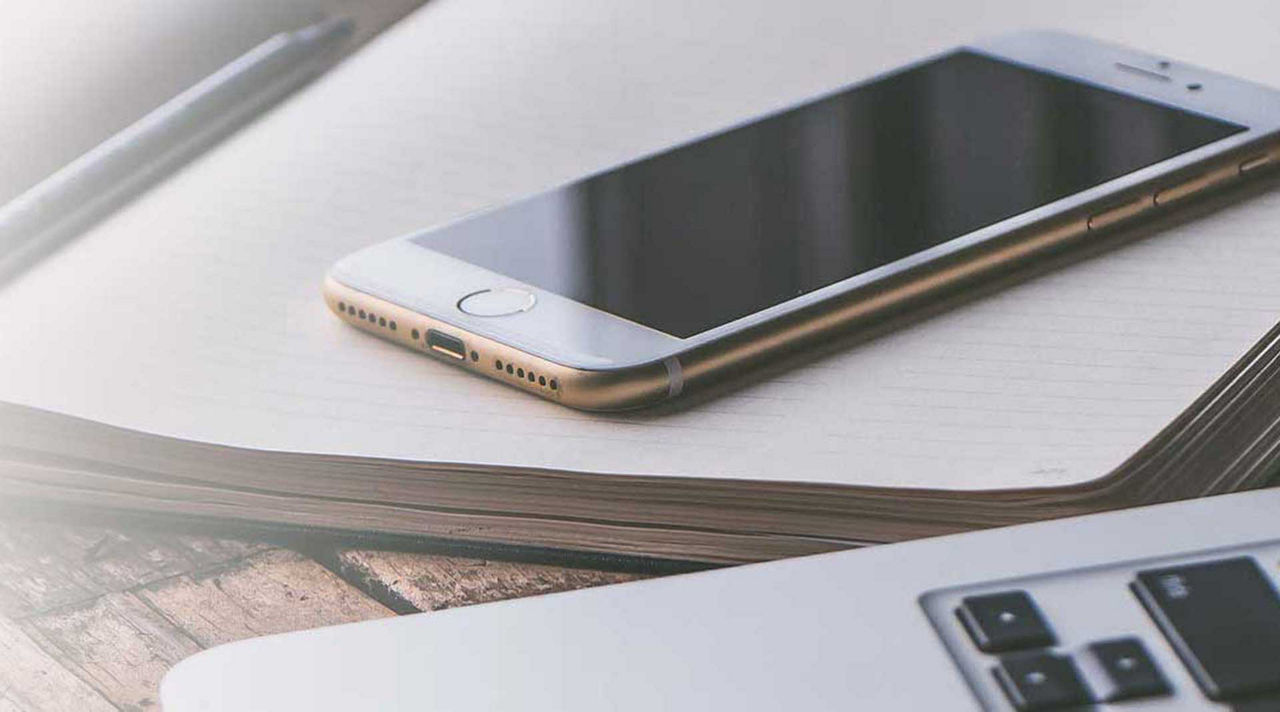 OnlineBanking Hand tippt auf Handy