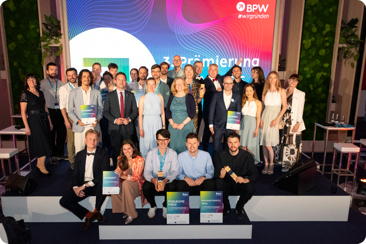 Gruppenfoto von Preisträgern und Nominierten auf der Bühne einer Preisverleihung.