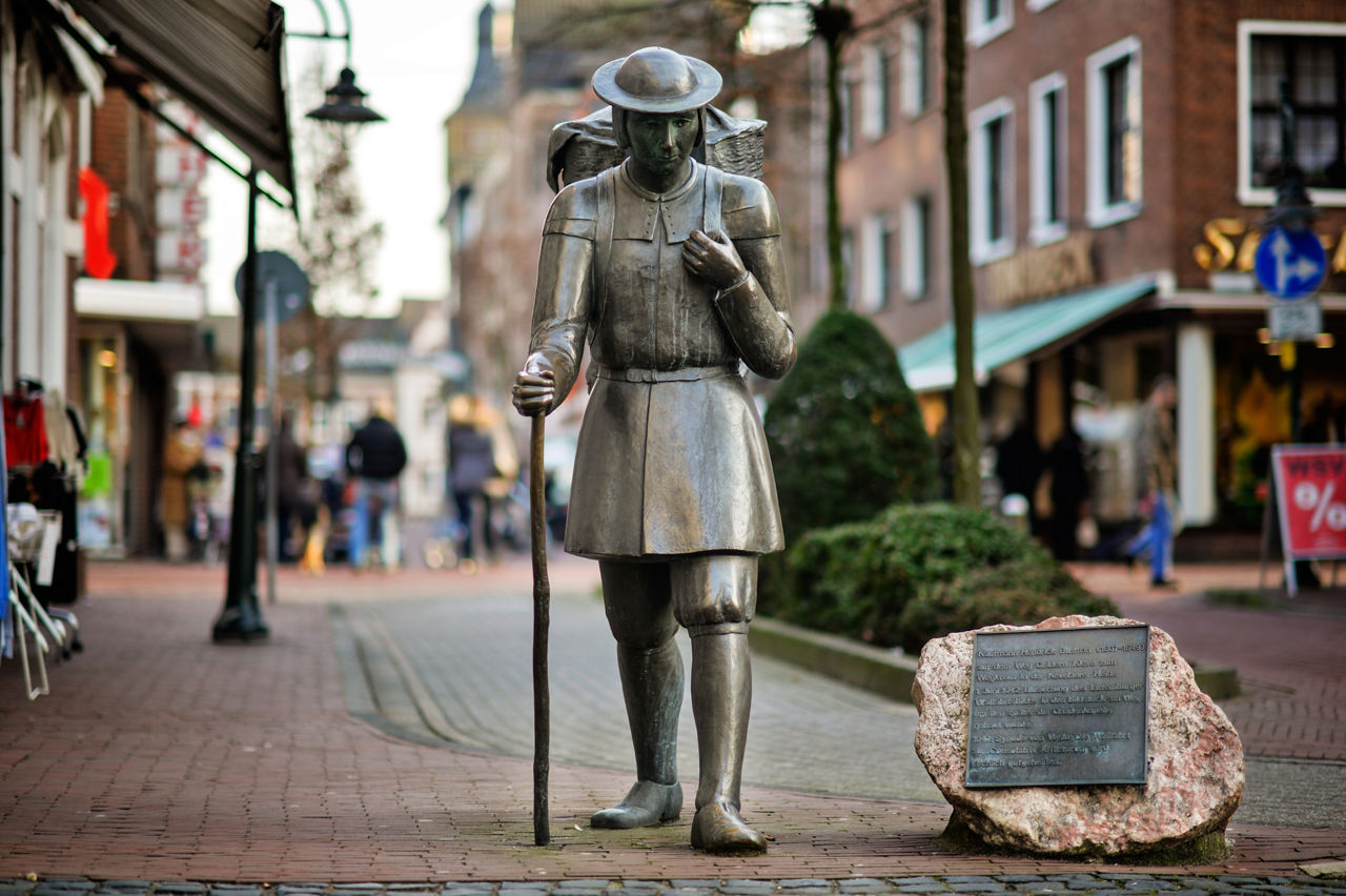 Eine Metallfigur in Kevelaer in der Fußgängerzone