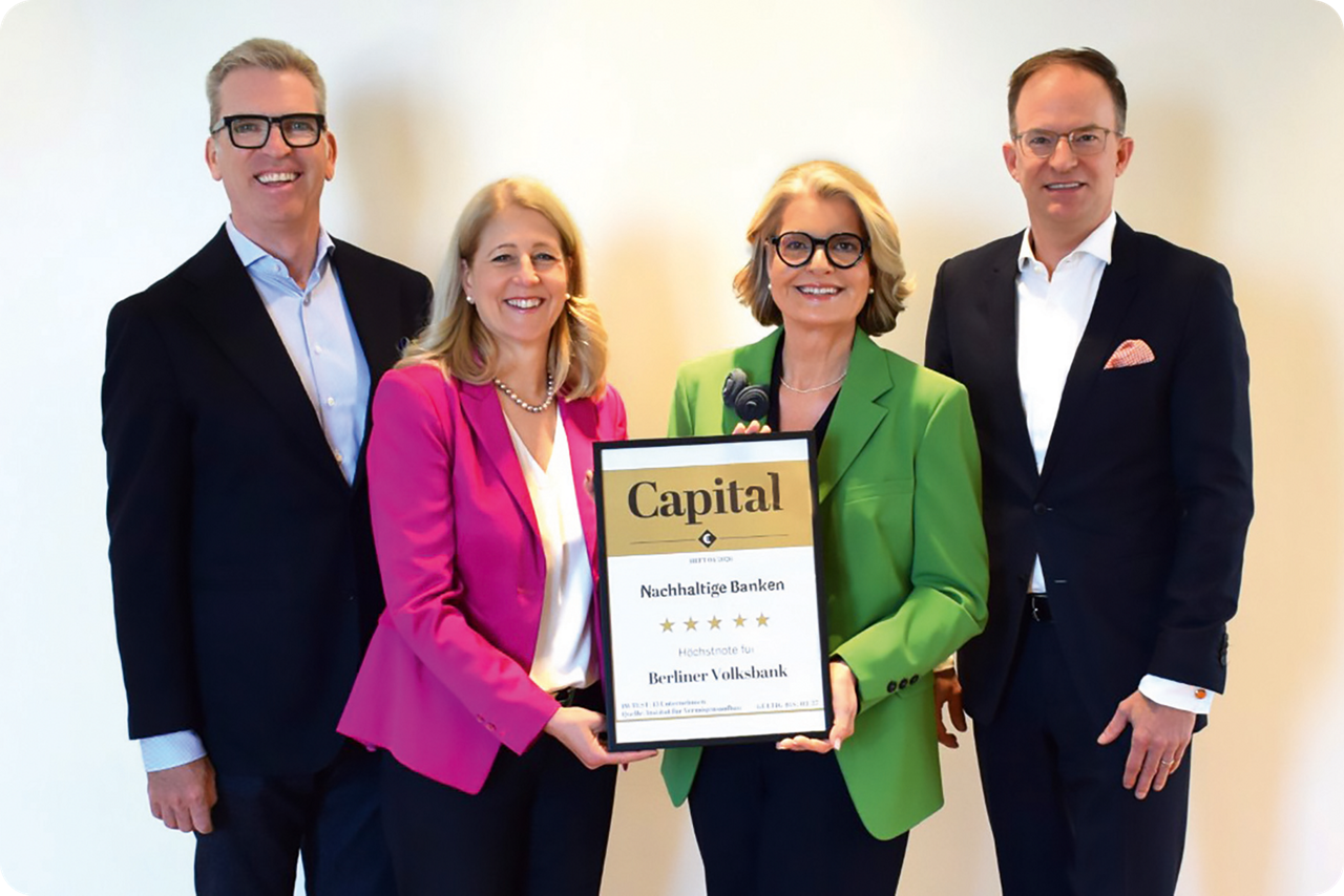 Der Vorstand der Berliner Volksbank zusammen mit dem Nachhaltigkeitssiegel von Capital 2026 