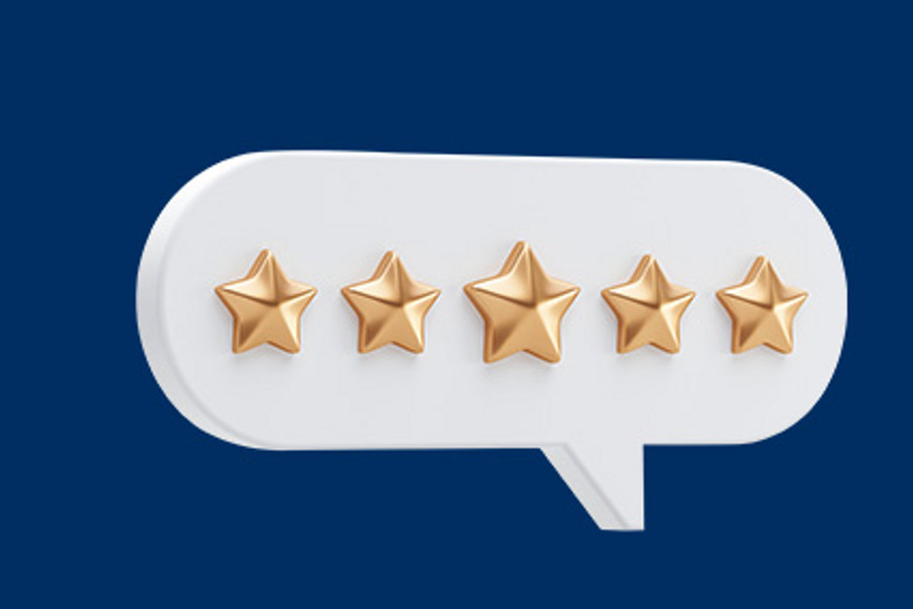 Ein Paar nutzt ein Smartphone auf einem Sofa.