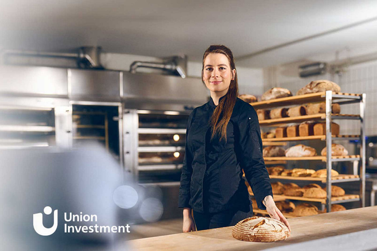 VermögenPlus - EineFrau steht in der Backstube