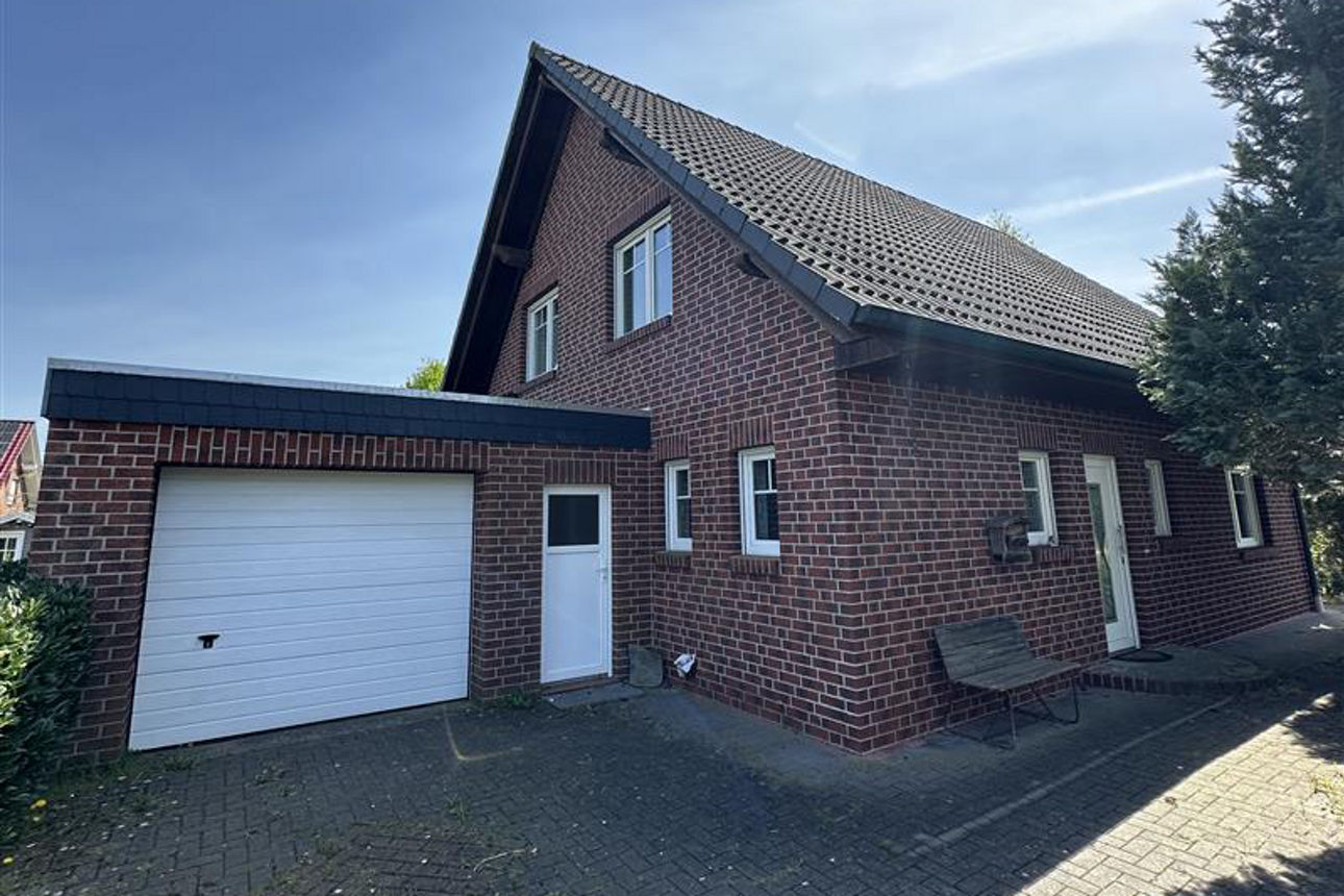 Ein Einfamilienhaus mit Garage.