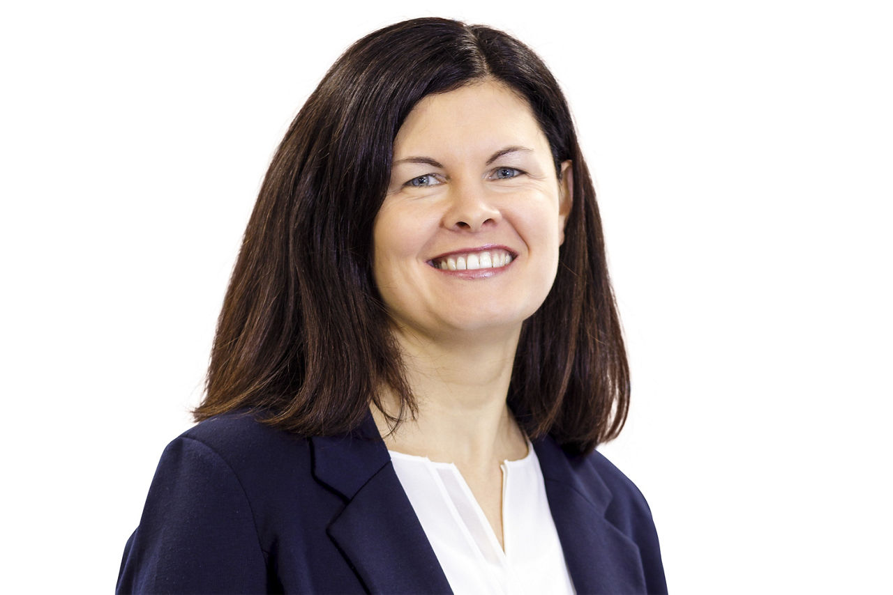 Portraitbild Frau Carolin Kohler, Mitarbeiterin der Bopfinger Bank Sechta-Ries eG mit schwarzem Jacket und weißer Bluse.