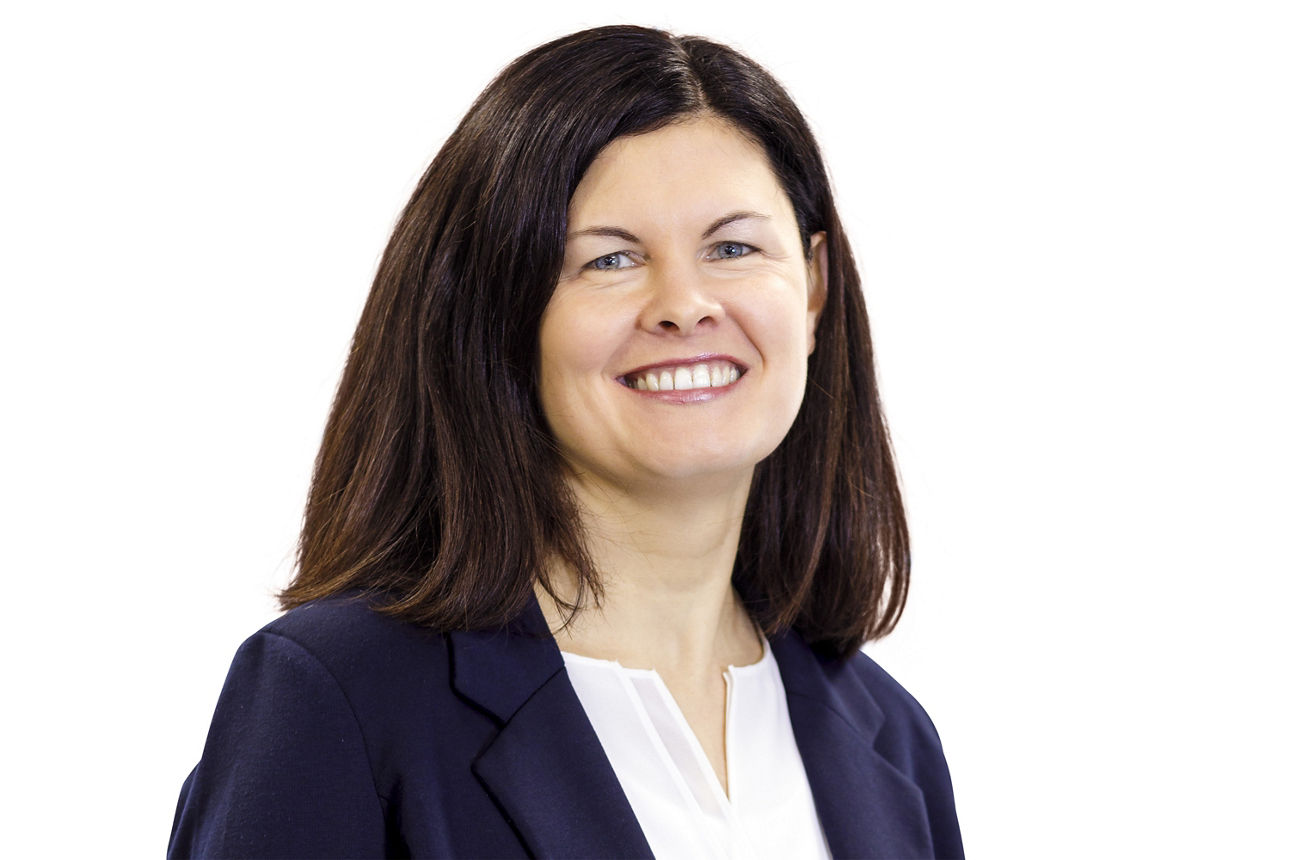 Portraitbild Frau Carolin Kohler, Mitarbeiterin der Bopfinger Bank Sechta-Ries eG mit schwarzem Jacket und weißer Bluse.
