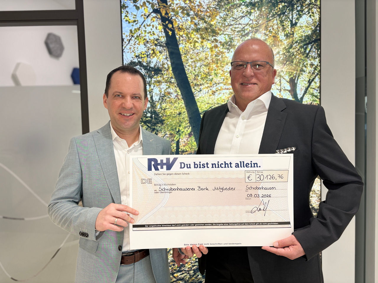 Vertreter der Raiffeisenbank Schrobenhausener Land eG überreichen einen symbolischen Spendenscheck über 30.126,76 Euro an die Mitglieder der Schrobenhausener Bank