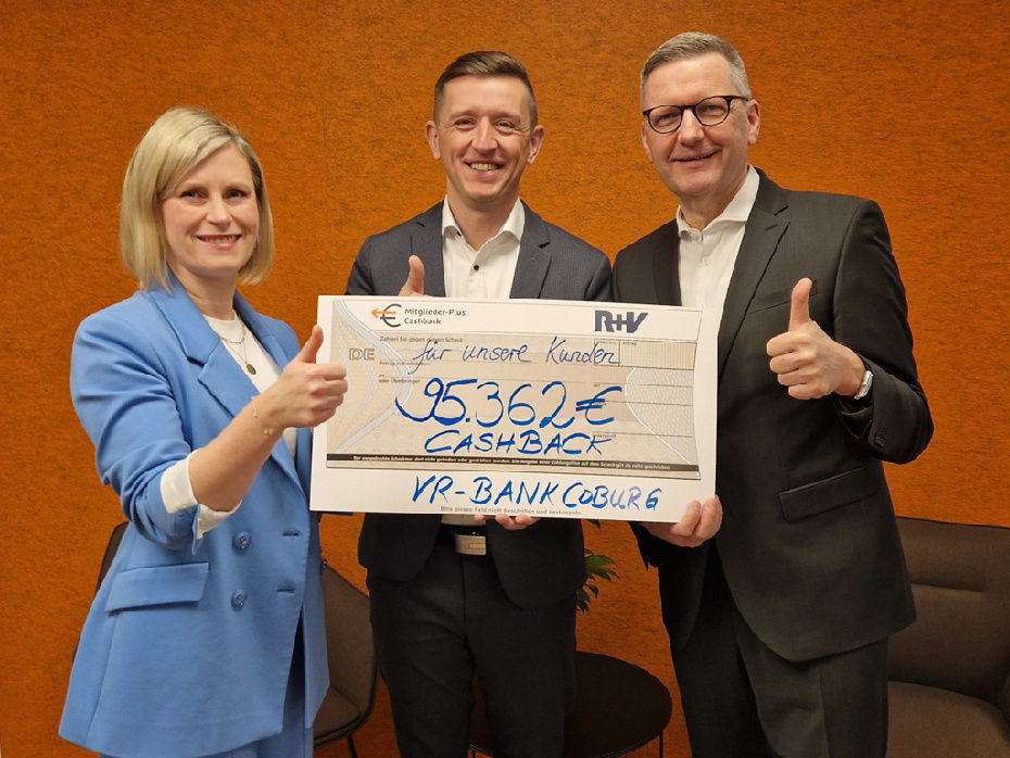 Symbolische Scheckübergabe zum Cashback Day 2025