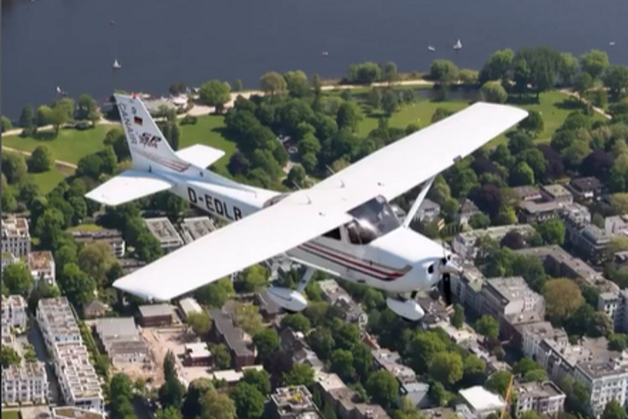 Eine Cessna 172 über Hamburg.
