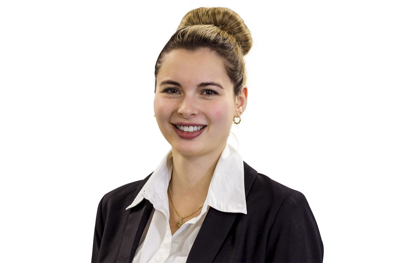 Portraitbild Frau Chantal Alija, Mitarbeiterin der Bopfinger Bank Sechta-Ries eG mit schwarzem Jacket und weißer Bluse.