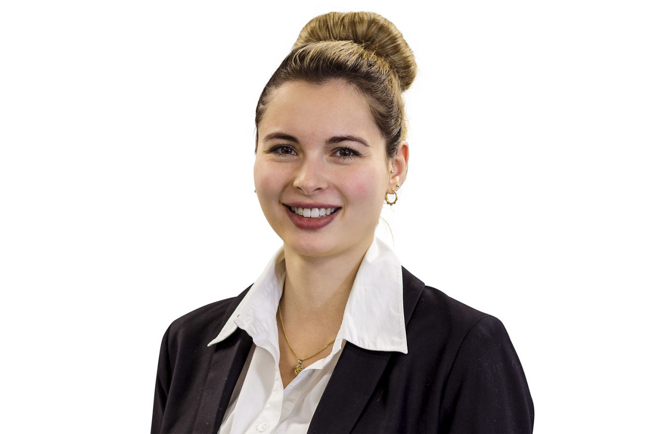 Portraitbild Frau Chantal Alija, Mitarbeiterin der Bopfinger Bank Sechta-Ries eG mit schwarzem Jacket und weißer Bluse.