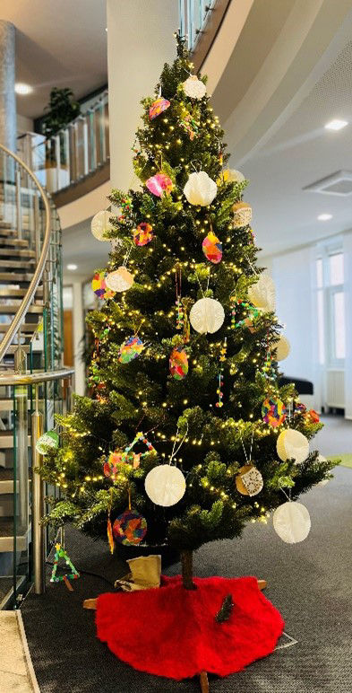 Kinder schmücken Baum