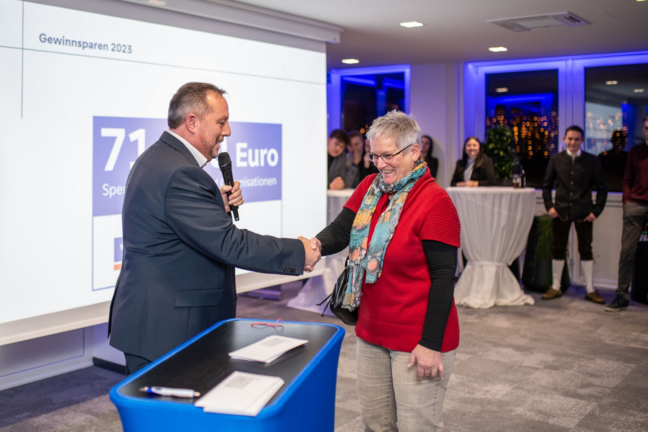 Mann schüttelt die Hand einer Frau