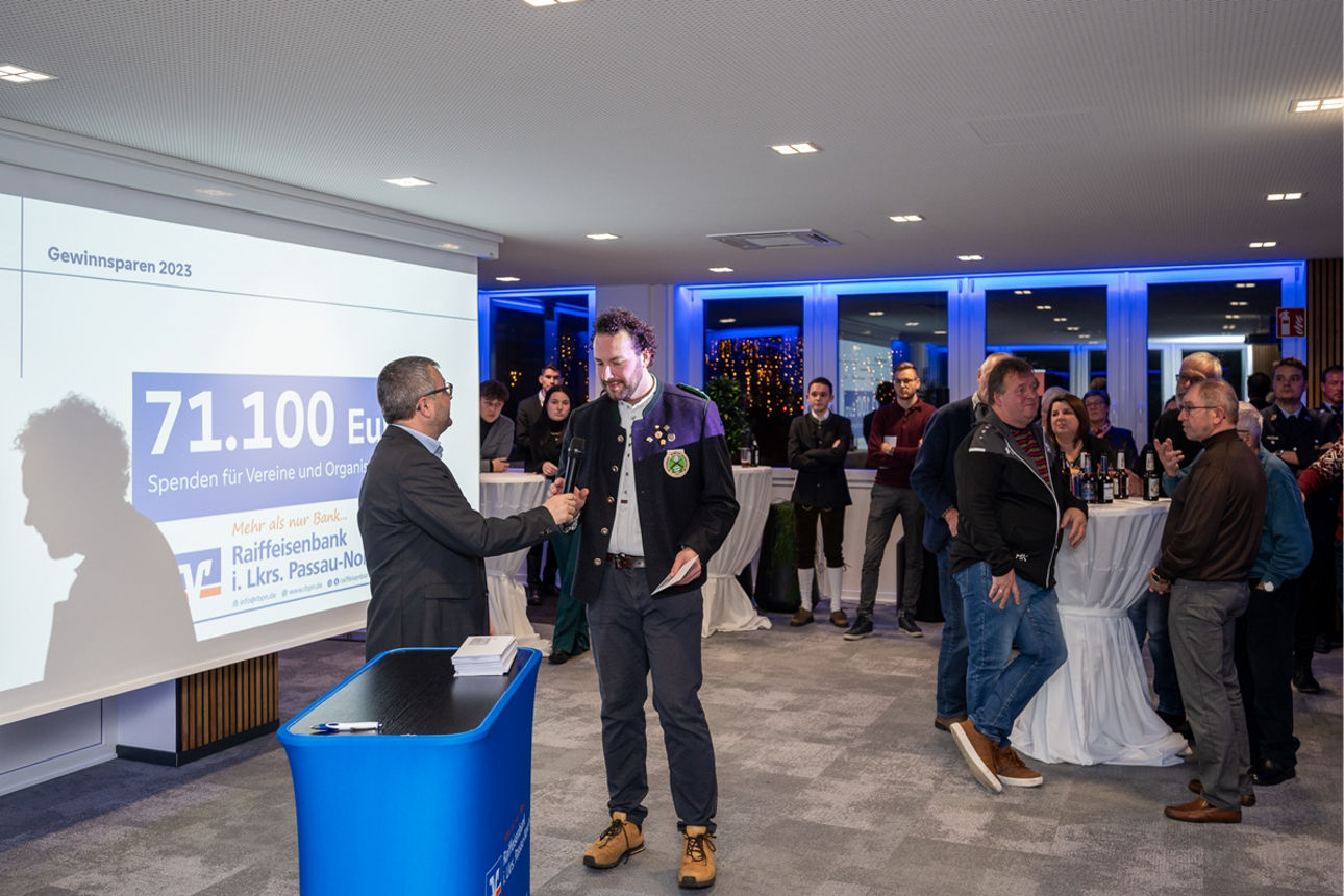 Mann präsentiert an einer Leinwand