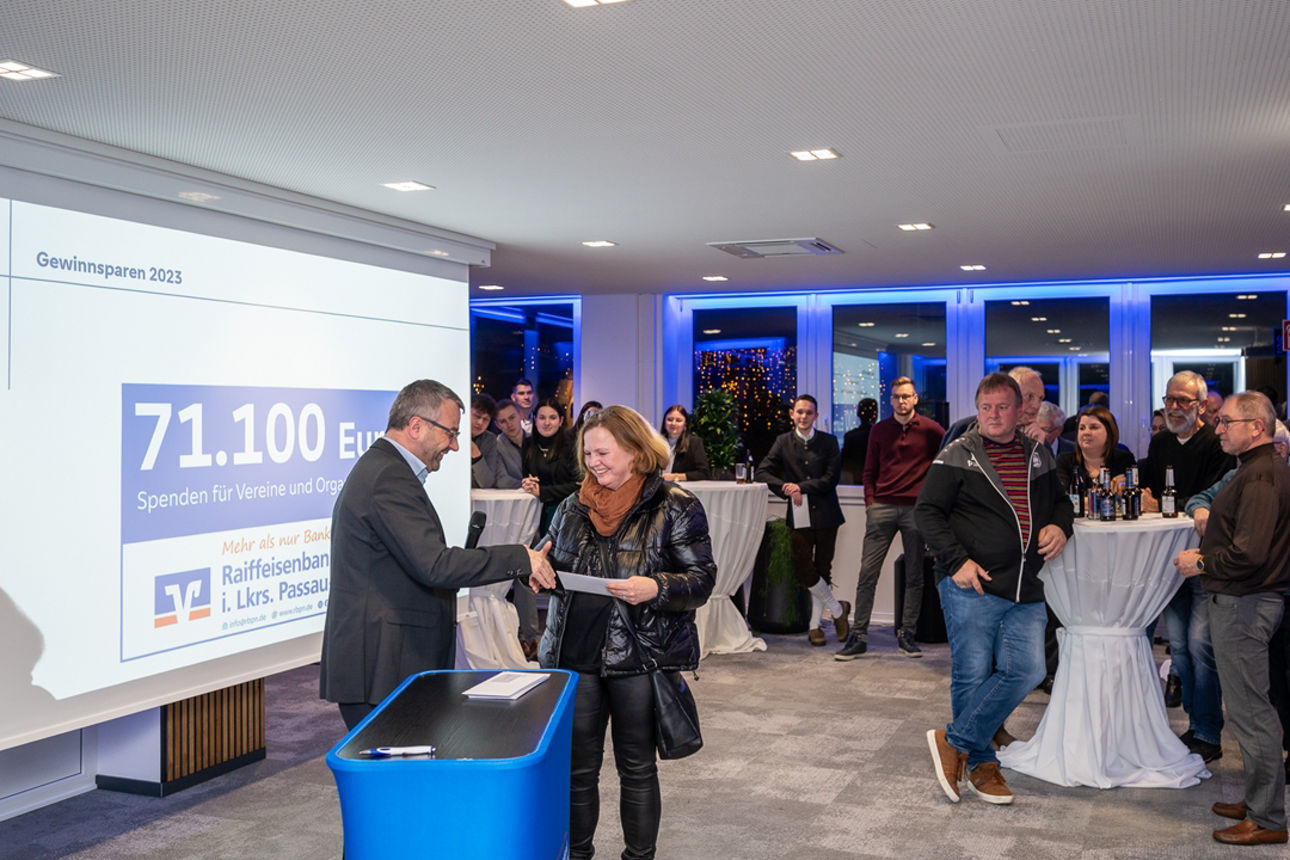 Mann präsentiert an einer Leinwand