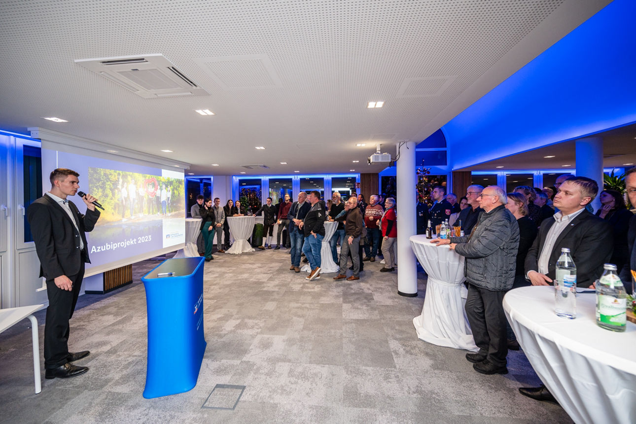 Mann präsentiert an einer Leinwand